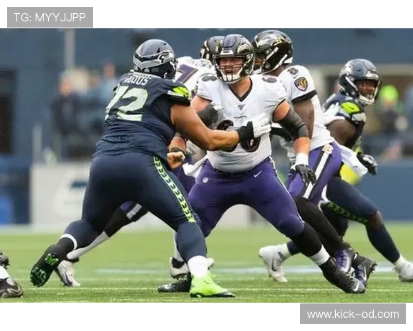 乔·约翰逊无球跑动拉开空间，改变对手防守布局