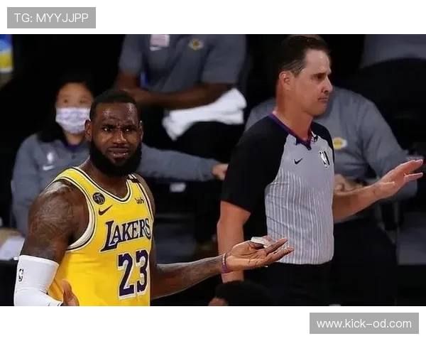 勒布朗挡拆助攻增多拉开差距 引领球队关键时刻表现提升